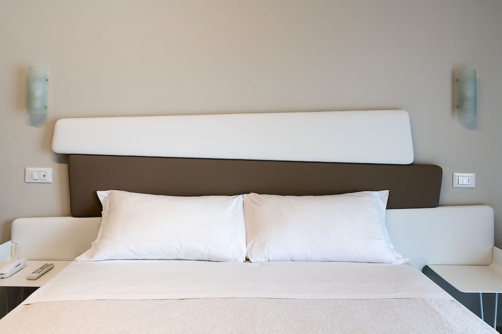 Saracen Sands Hotel & Congress Centre — Hotel rooms in Isola delle Femmine, Sicily