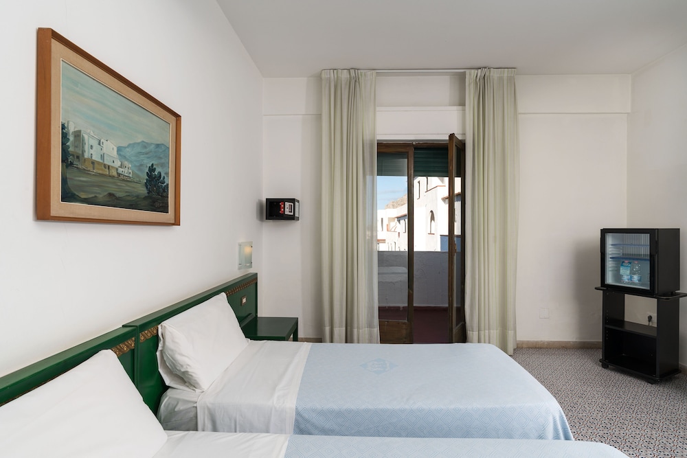 Saracen Sands Hotel & Congress Centre — Hotel rooms in Isola delle Femmine, Sicily