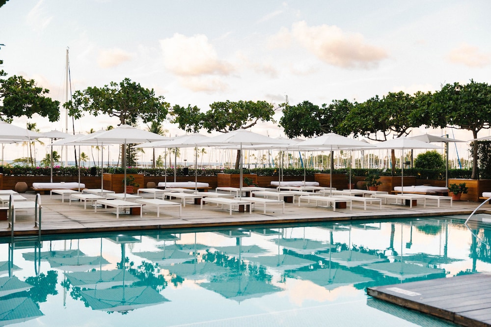 Hilton Vacation Club The Modern Honolulu — Swimming pool in Honolulu, Hawaii
