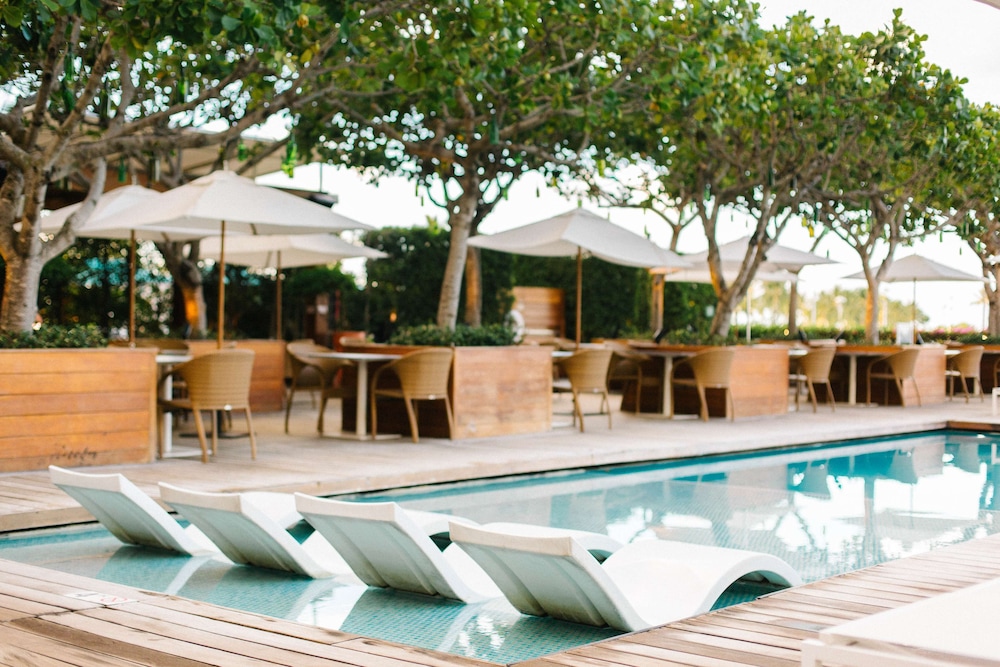 Hilton Vacation Club The Modern Honolulu — Swimming pool in Honolulu, Hawaii