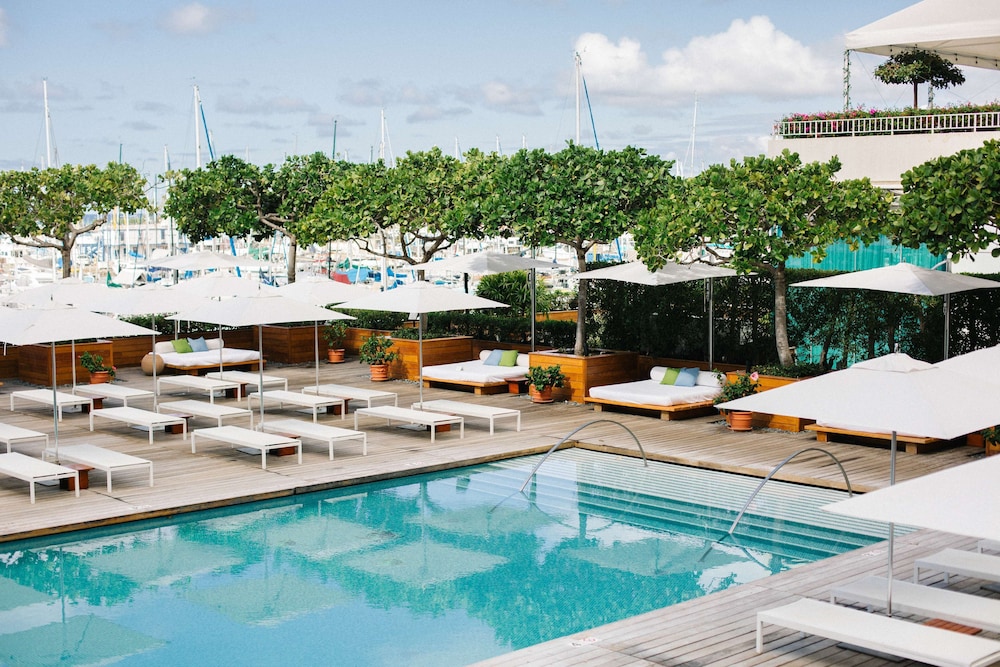 Hilton Vacation Club The Modern Honolulu — Swimming pool in Honolulu, Hawaii