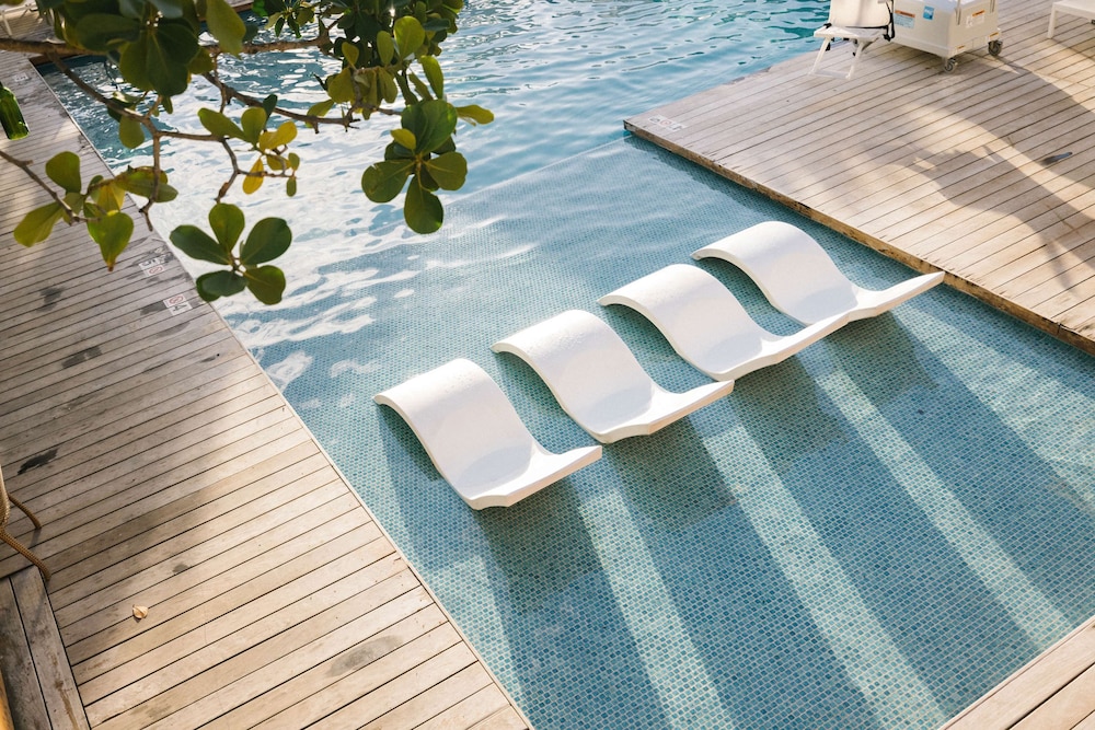 Hilton Vacation Club The Modern Honolulu — Swimming pool in Honolulu, Hawaii