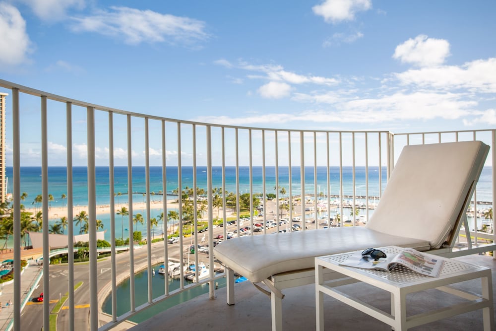 Hilton Vacation Club The Modern Honolulu — Hotel rooms in Honolulu, Hawaii
