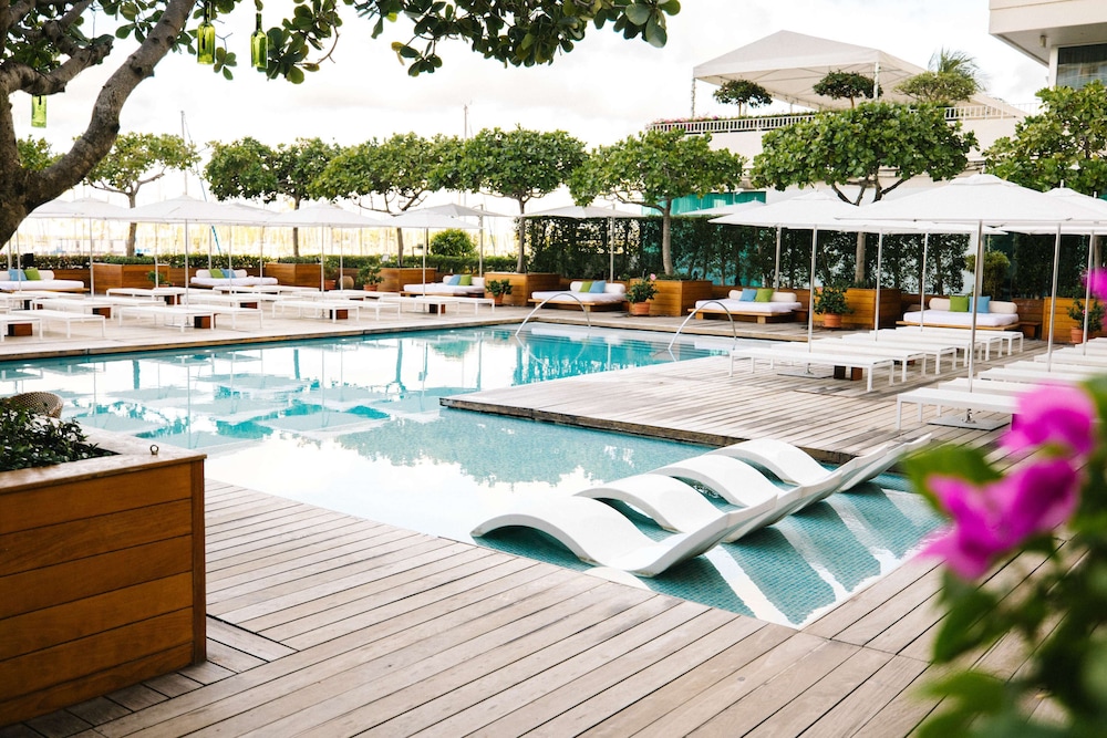 Hilton Vacation Club The Modern Honolulu — Swimming pool in Honolulu, Hawaii