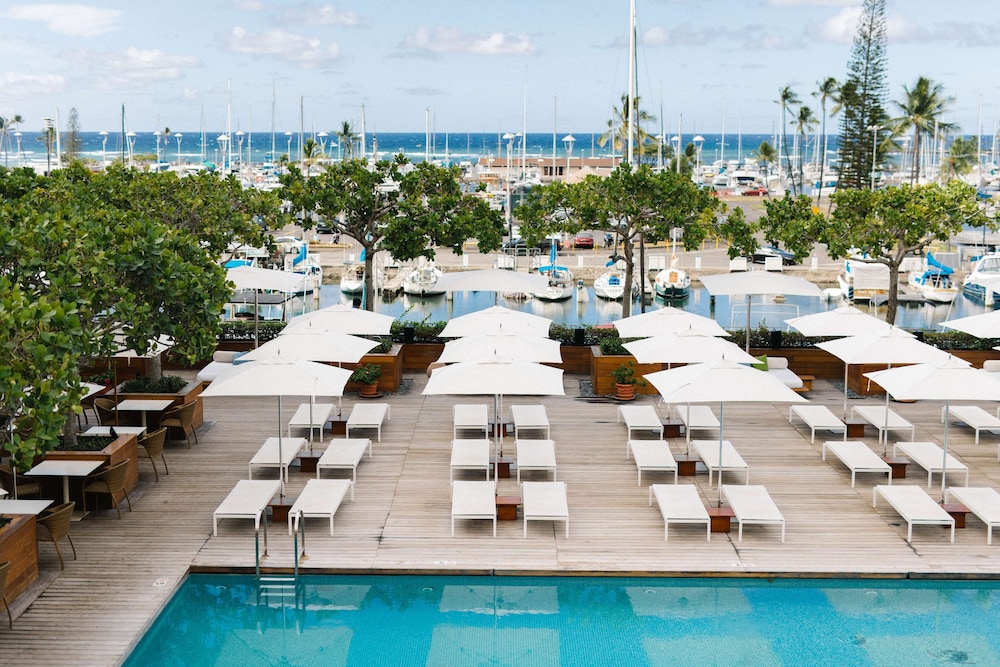 Hilton Vacation Club The Modern Honolulu — Swimming pool in Honolulu, Hawaii