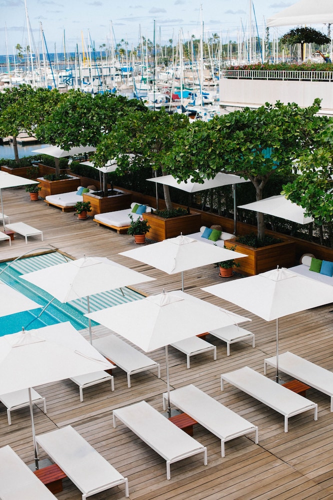 Hilton Vacation Club The Modern Honolulu — Swimming pool in Honolulu, Hawaii