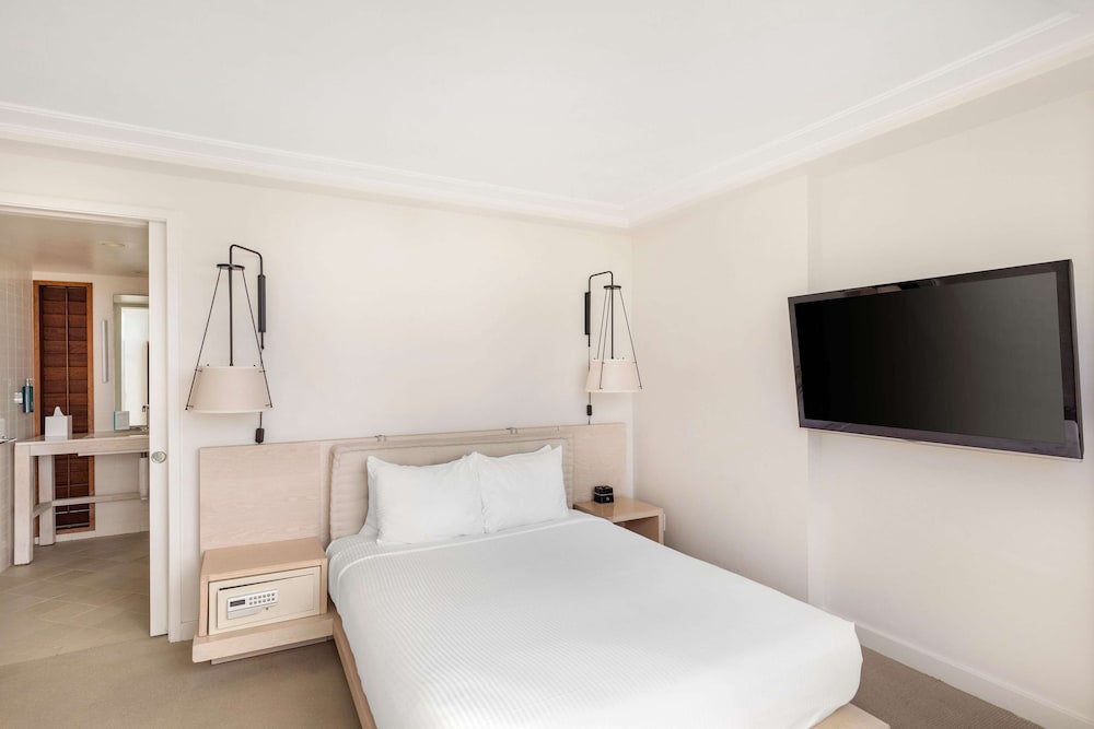 Hilton Vacation Club The Modern Honolulu — Hotel rooms in Honolulu, Hawaii