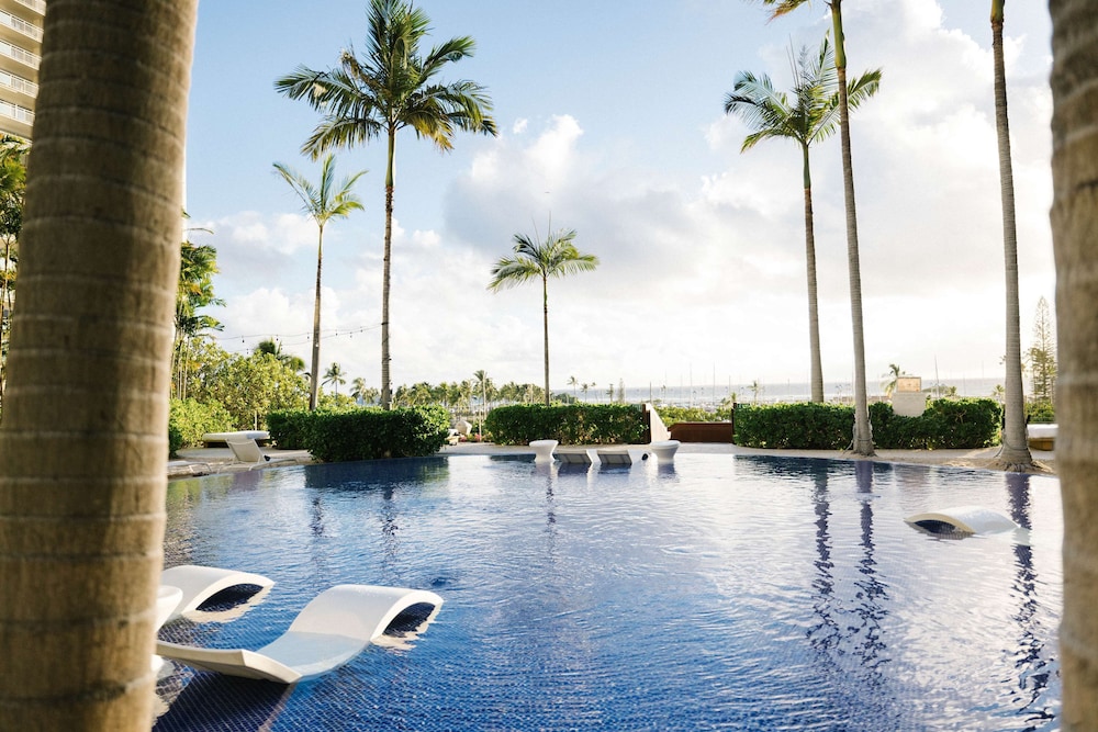 Hilton Vacation Club The Modern Honolulu — Swimming pool in Honolulu, Hawaii