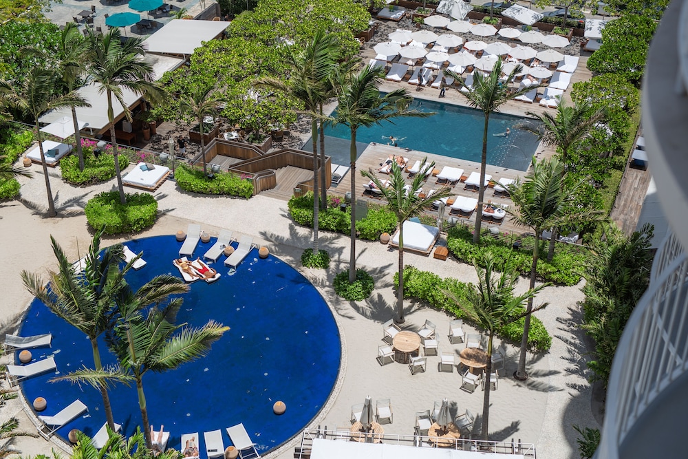 Hilton Vacation Club The Modern Honolulu — Swimming pool in Honolulu, Hawaii