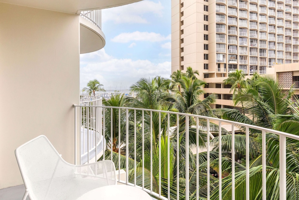 Hilton Vacation Club The Modern Honolulu — Hotel building in Honolulu, Hawaii