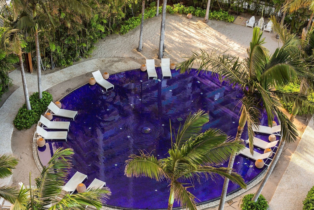 Hilton Vacation Club The Modern Honolulu — Swimming pool in Honolulu, Hawaii