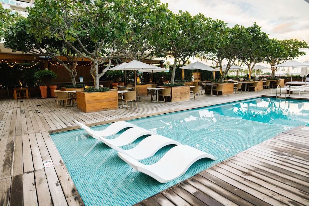 Hilton Vacation Club The Modern Honolulu — Swimming pool in Honolulu, Hawaii
