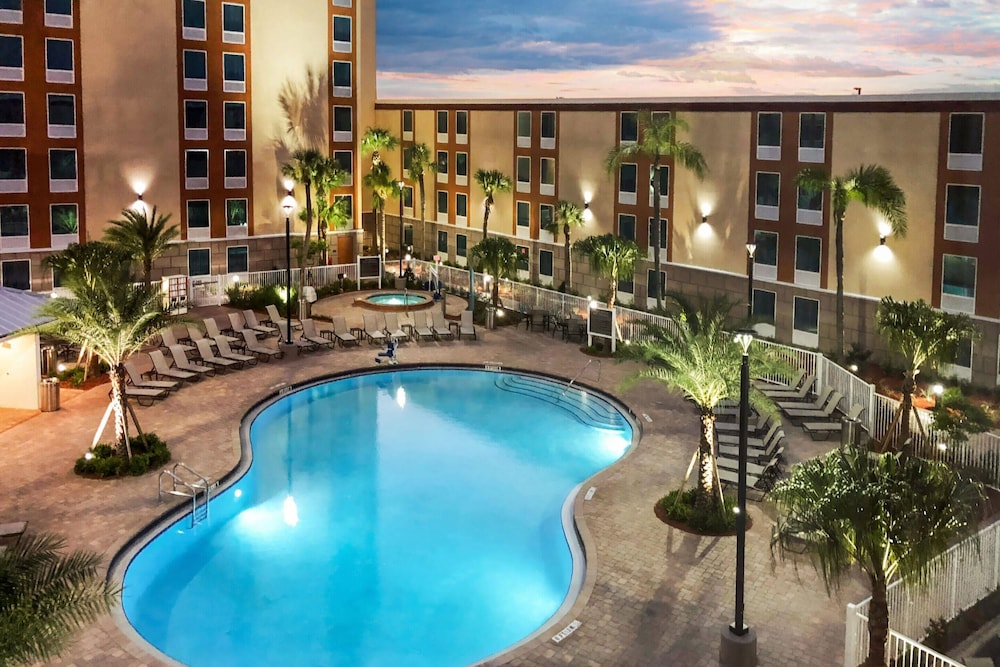 Radisson Hotel Orlando Lake Buena Vista South — Swimming pool in Kissimmee, Florida