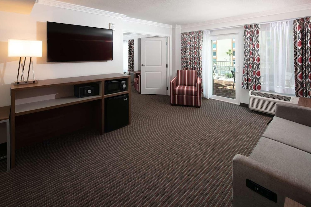 Radisson Hotel Orlando Lake Buena Vista South — Hotel rooms in Kissimmee, Florida