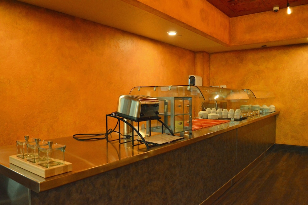 Radisson Hotel Orlando Lake Buena Vista South — Restaurant & bars in Kissimmee, Florida