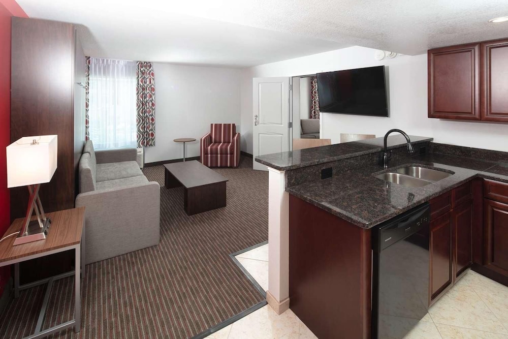 Radisson Hotel Orlando Lake Buena Vista South — Hotel rooms in Kissimmee, Florida