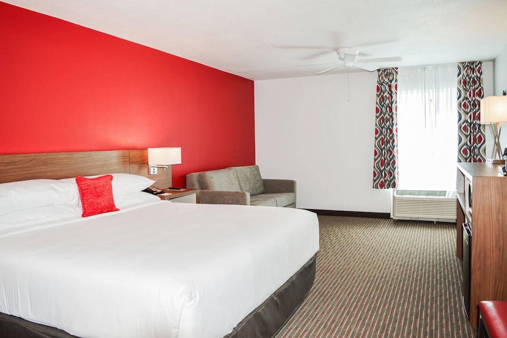 Radisson Hotel Orlando Lake Buena Vista South — Hotel rooms in Kissimmee, Florida