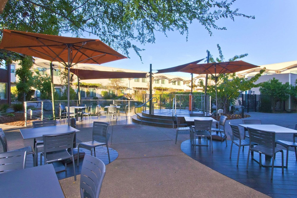 DoubleTree by Hilton Napa Valley - American Canyon — Restaurant & bars in American Canyon, California