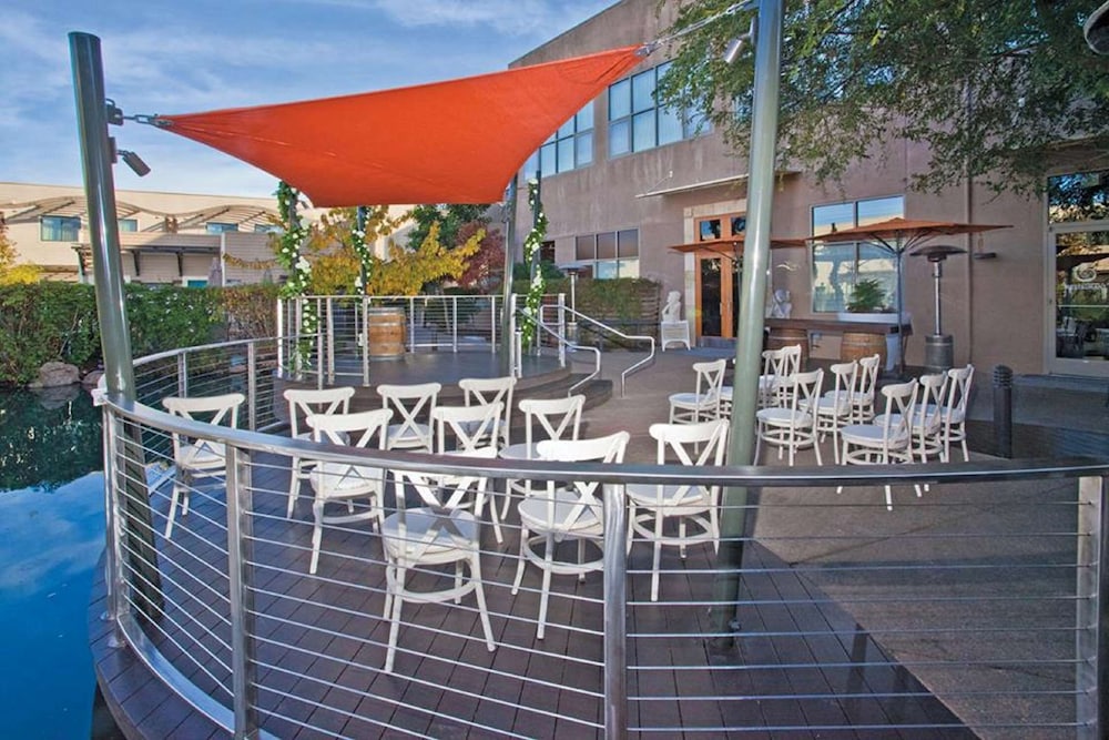 DoubleTree by Hilton Napa Valley - American Canyon — Restaurant & bars in American Canyon, California