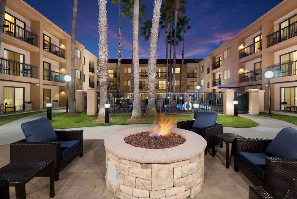 Sonesta Select Huntington Beach Fountain Valley — Hotel building in Fountain Valley, California