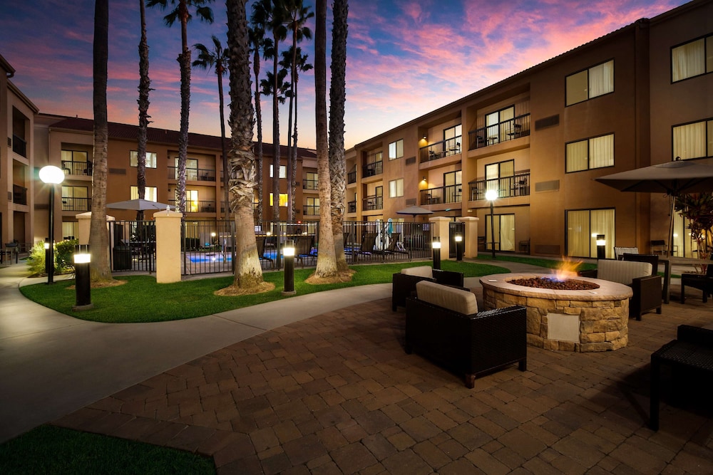 Sonesta Select Huntington Beach Fountain Valley — Hotel building in Fountain Valley, California