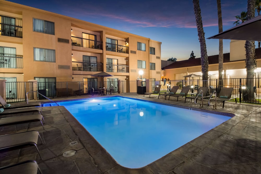 Sonesta Select Huntington Beach Fountain Valley — Swimming pool in Fountain Valley, California