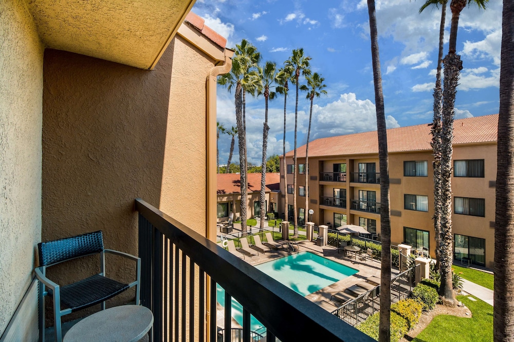 Sonesta Select Huntington Beach Fountain Valley — Swimming pool in Fountain Valley, California