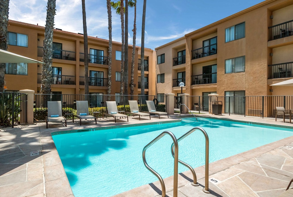 Sonesta Select Huntington Beach Fountain Valley — Swimming pool in Fountain Valley, California
