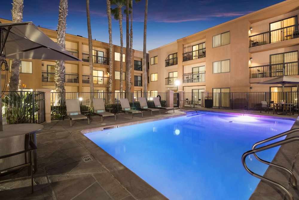 Sonesta Select Huntington Beach Fountain Valley — Swimming pool in Fountain Valley, California