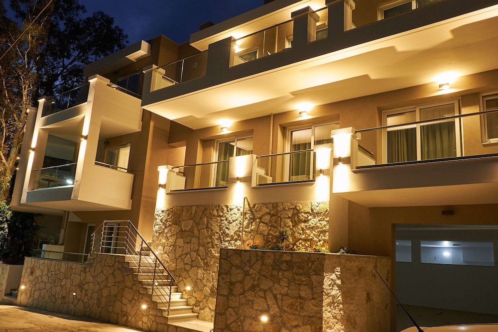 Troulis Aparthotel — Hotel building in Bali