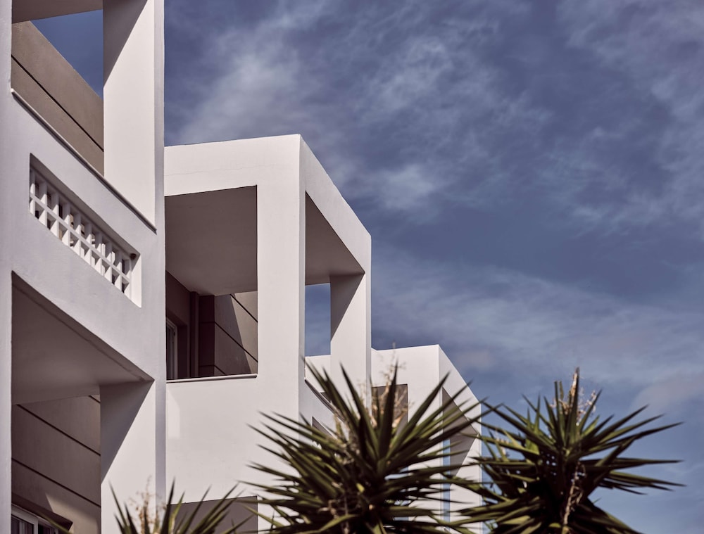 Troulis Aparthotel — Hotel building in Bali