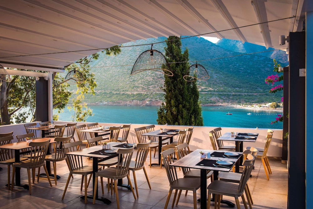 Troulis Aparthotel — Restaurant & bars in Bali