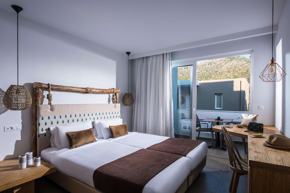 Troulis Aparthotel — Hotel rooms in Bali
