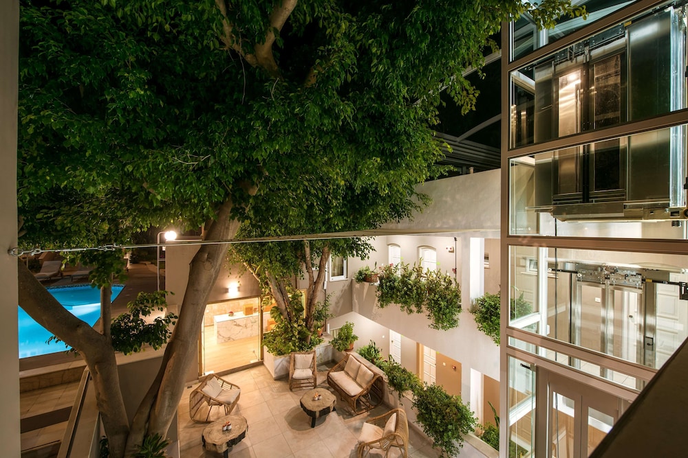 Troulis Aparthotel — Hotel building in Bali