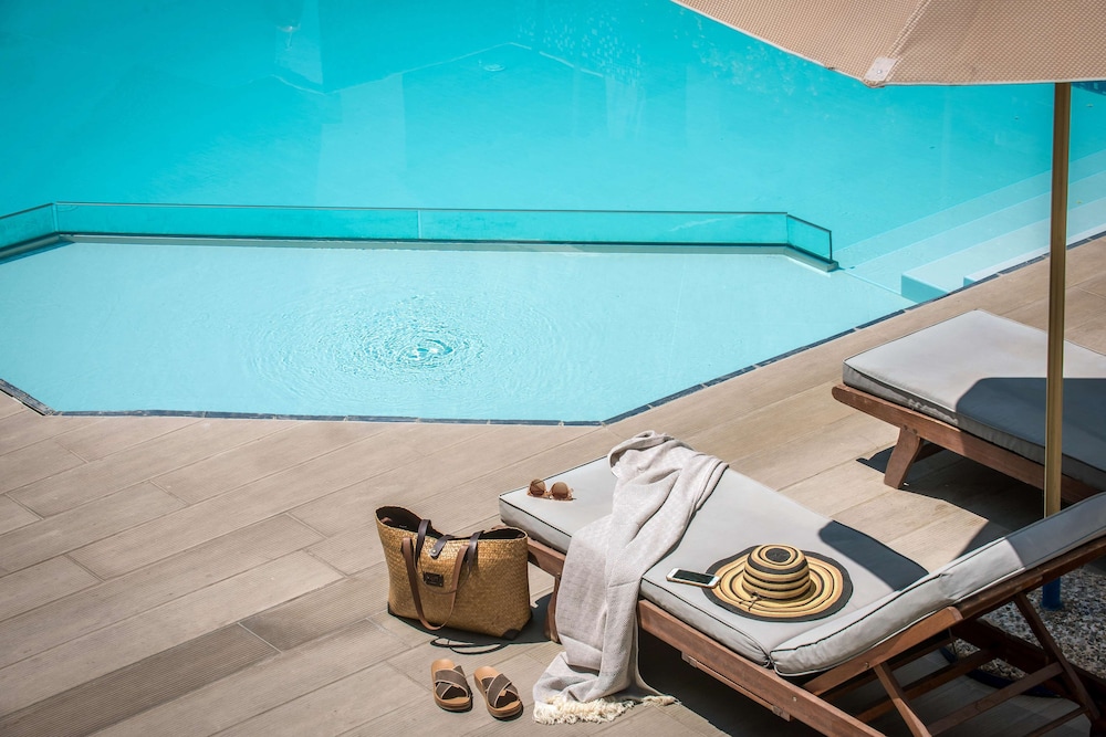 Troulis Aparthotel — Swimming pool in Bali