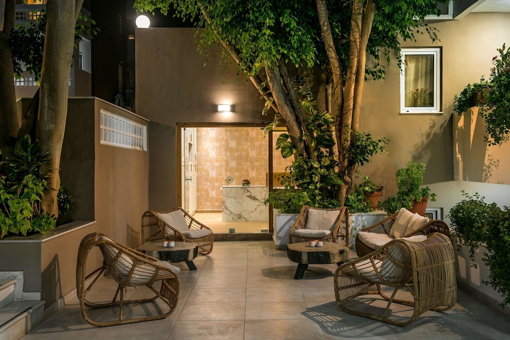 Troulis Aparthotel — Hotel building in Bali