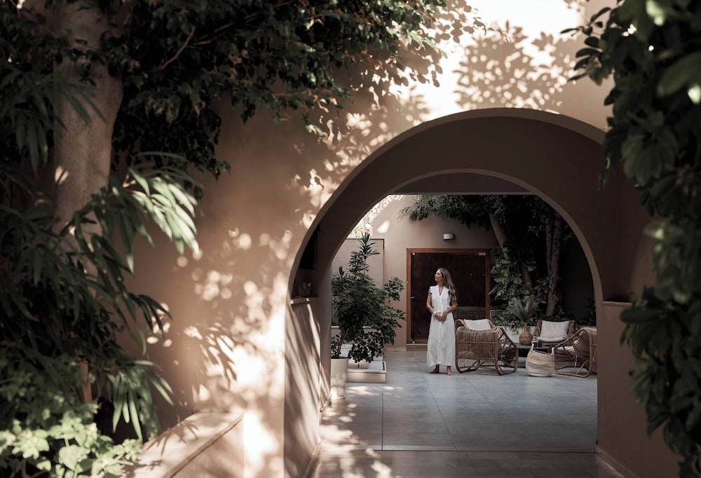 Troulis Aparthotel — Hotel building in Bali