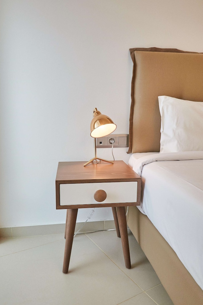 Troulis Aparthotel — Hotel rooms in Bali