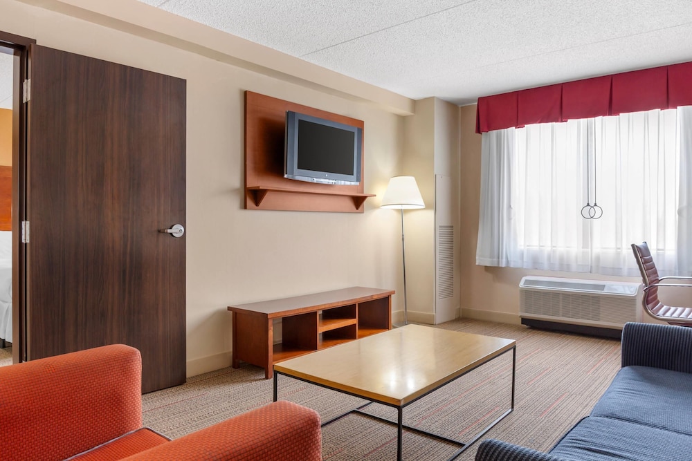 Radisson Hotel Detroit Metro Airport — Hotel rooms in Romulus, Michigan