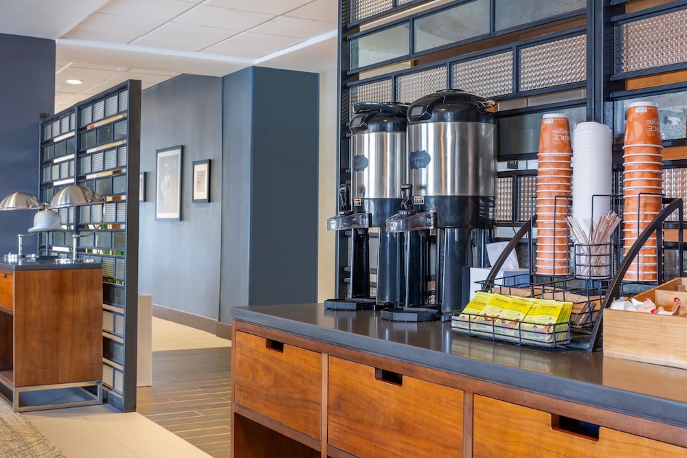 Radisson Hotel Detroit Metro Airport — Restaurant & bars in Romulus, Michigan