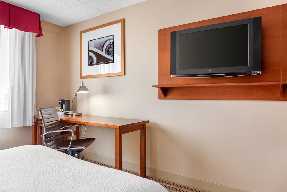 Radisson Hotel Detroit Metro Airport — Hotel rooms in Romulus, Michigan