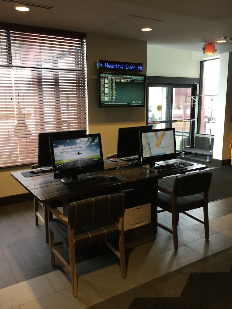 Radisson Hotel Detroit Metro Airport — Hotel building in Romulus, Michigan