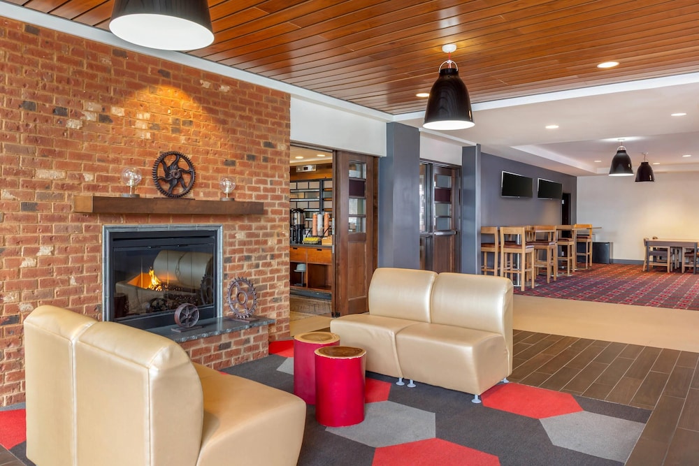 Radisson Hotel Detroit Metro Airport — Restaurant & bars in Romulus, Michigan