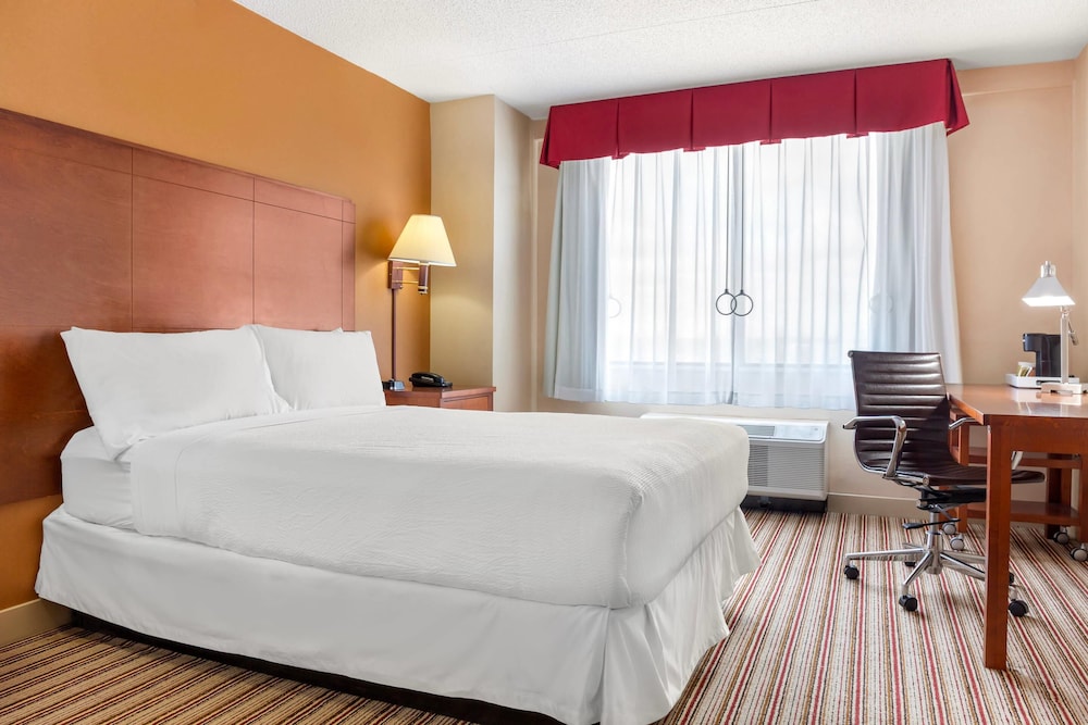 Radisson Hotel Detroit Metro Airport — Hotel rooms in Romulus, Michigan