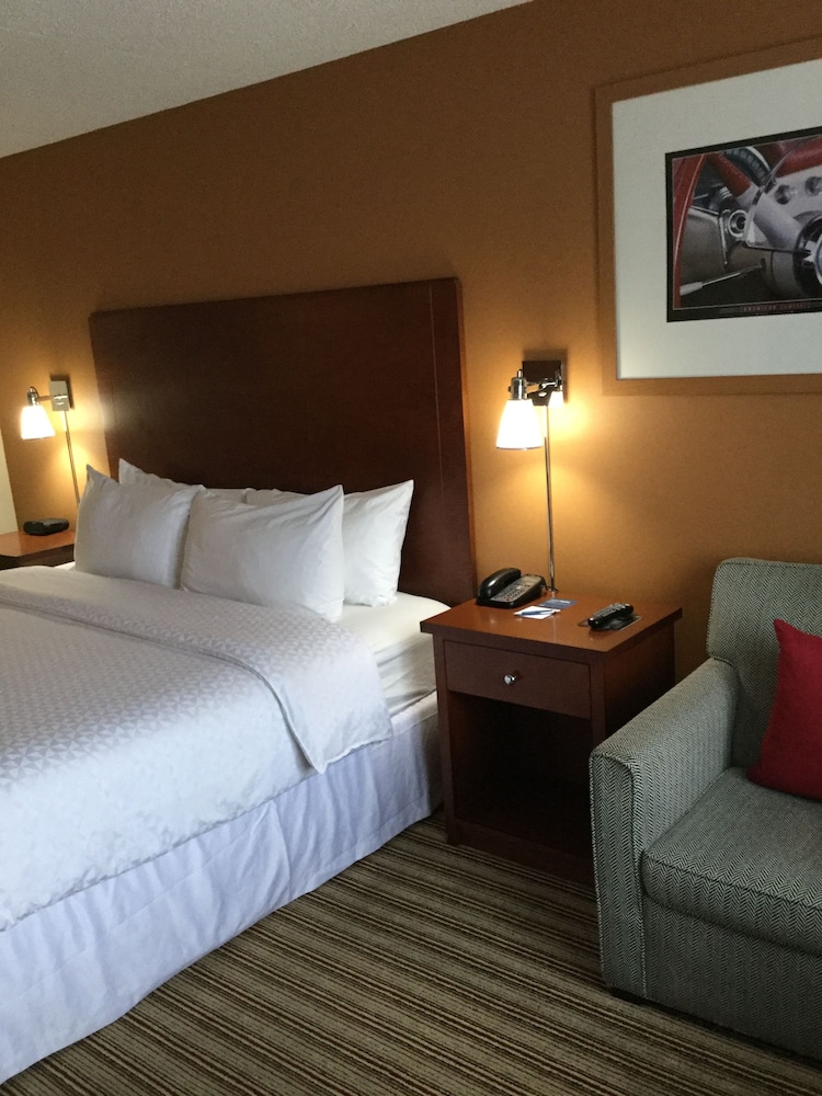 Radisson Hotel Detroit Metro Airport — Hotel rooms in Romulus, Michigan
