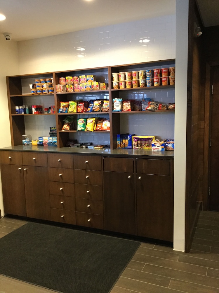 Radisson Hotel Detroit Metro Airport — Restaurant & bars in Romulus, Michigan