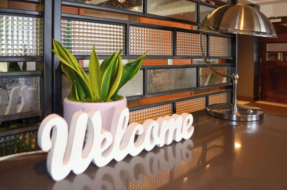Radisson Hotel Detroit Metro Airport — Restaurant & bars in Romulus, Michigan