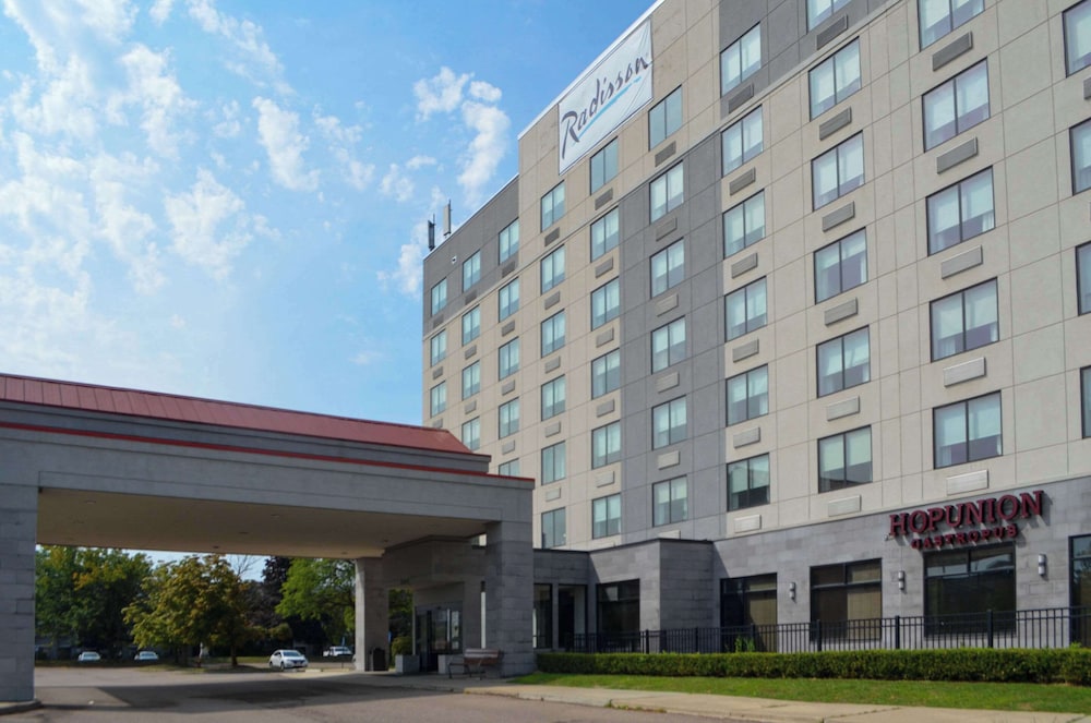 Radisson Hotel Detroit Metro Airport — Hotel building in Romulus, Michigan