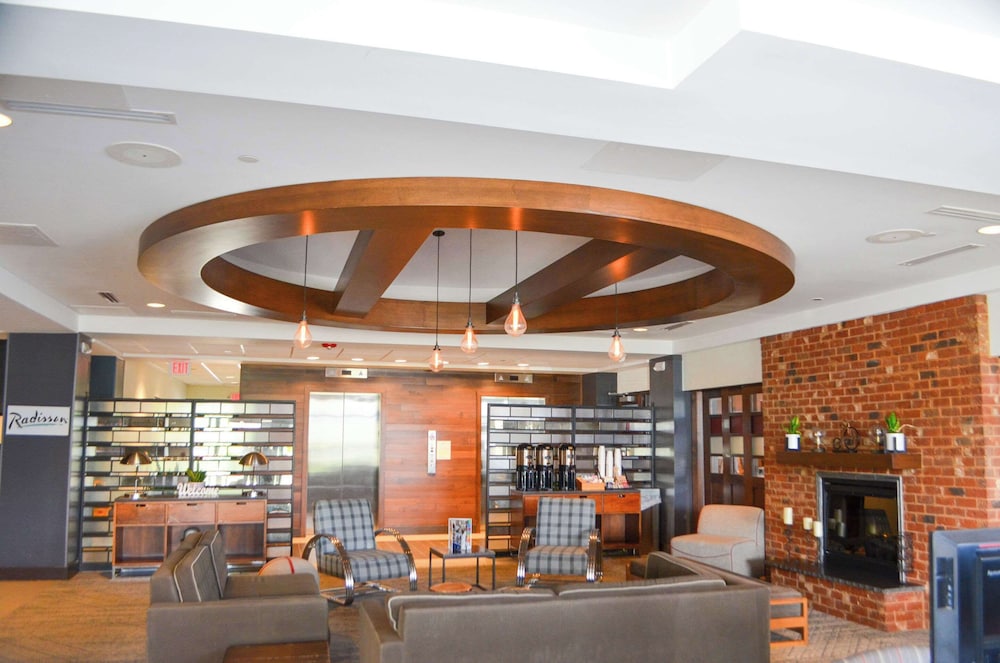 Radisson Hotel Detroit Metro Airport — Hotel building in Romulus, Michigan