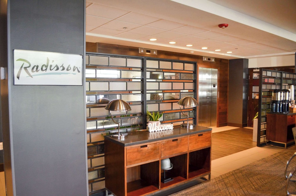 Radisson Hotel Detroit Metro Airport — Hotel building in Romulus, Michigan